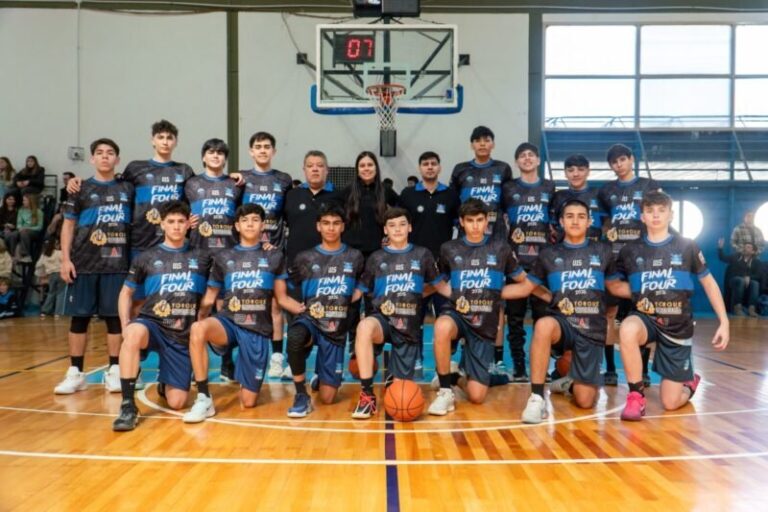Equipo de cadetes de Regatas Corrientes con la medalla de bronce en la Liga Federal