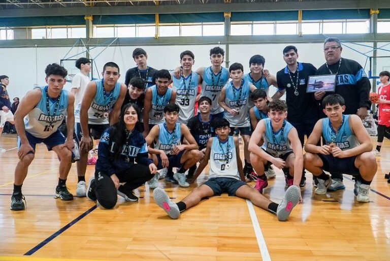 Equipo de básquet de Regatas Corrientes categoría Cadetes con la medalla de bronce