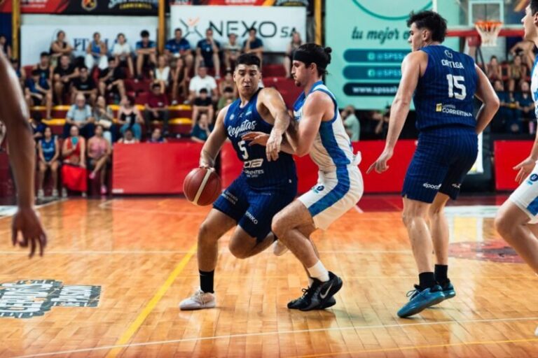 Partido de básquet entre Regatas Corrientes y La Unión de Formosa en el Fortín Rojinegro