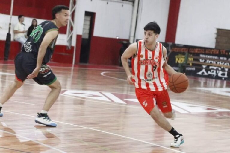 Partido de básquet entre Regatas Corrientes y Pingüinos por el Torneo Oficial