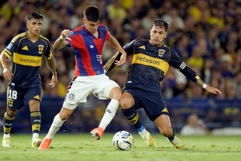 Jugadores de San Lorenzo y Boca disputando un balón en el Nuevo Gasómetro