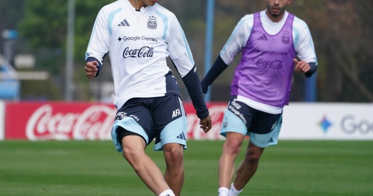 Lionel Scaloni, entrenador de la Selección Argentina, durante un entrenamiento