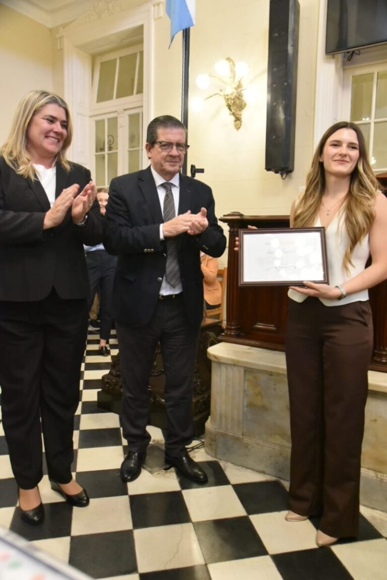 Lucía Mórtola recibe la distinción Joven Honorable del Senado de Corrientes