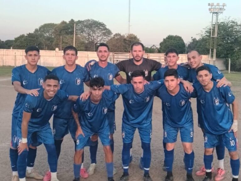 Jugadores de Sportivo Corrientes celebrando un gol en el estadio durante el partido contra Yaguareté por la Liga Correntina de Fútbol.