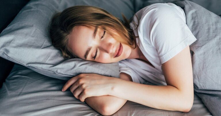 Persona durmiendo en una cama después de hacer ejercicio