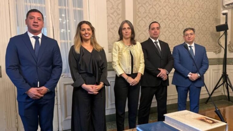 Acto de juramento de nuevos magistrados y funcionarios en el Salón de Acuerdos Patria, Libertad y Constitución del Superior Tribunal de Justicia de Corrientes