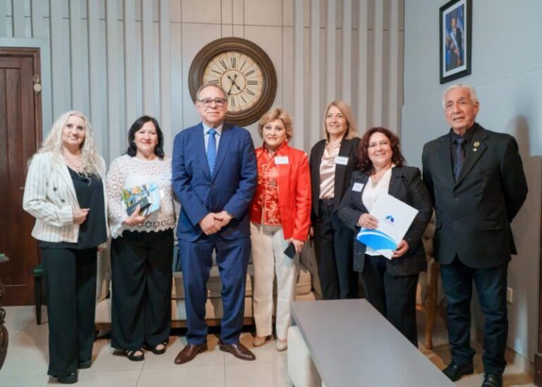 Autoridades legislativas y taquígrafos durante la inauguración de las 37.ª Jornadas Argentinas de Taquigrafía Parlamentaria en Corrientes