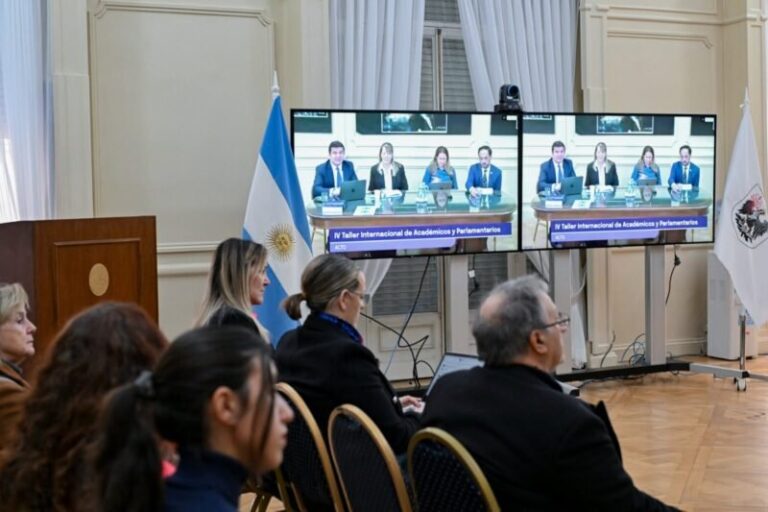 Eduardo Tassano durante su exposición en el IV Taller Internacional de Académicos y Parlamentarios