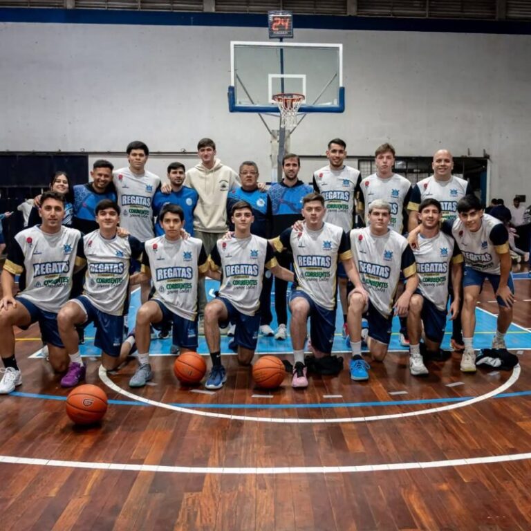 Partido de básquetbol en el estadio Mario Castellano de Corrientes
