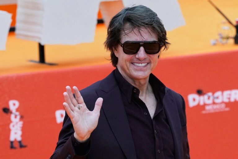 Tom Cruise firmando autógrafos en la alfombra naranja del evento de fans de Digger en Ciudad de México