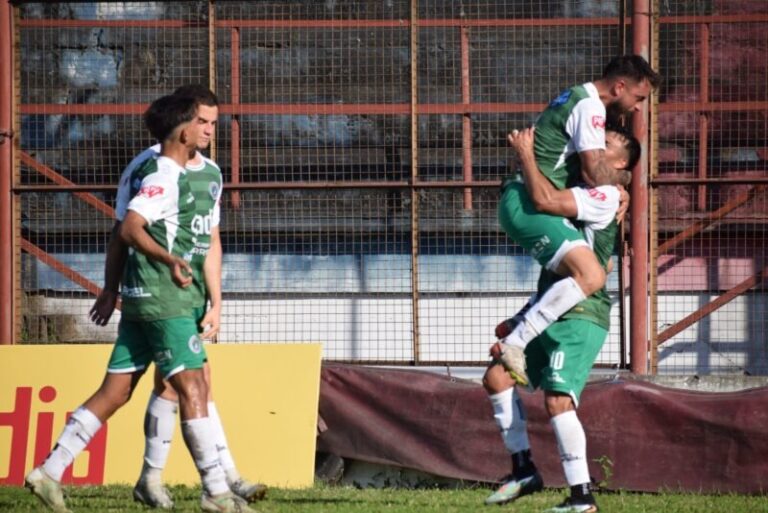 Jugadores de fútbol disputando un partido del Torneo Regional Federal Amateur