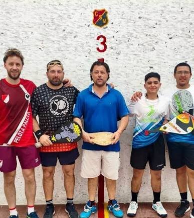 Jugadores de pelota paleta durante el torneo Regional NEA e Internacional en el club San Martín