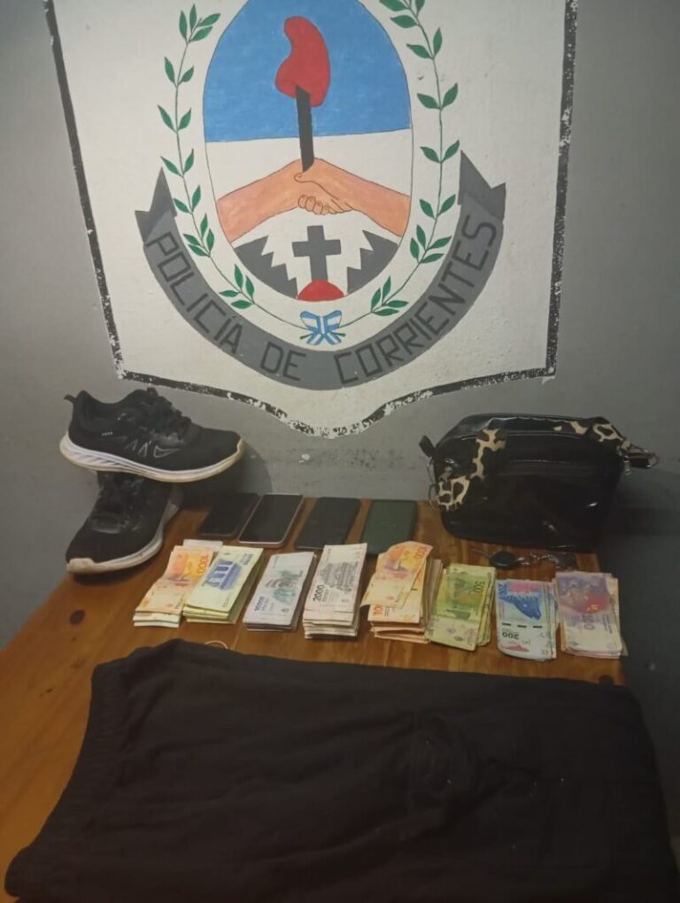 Móvil policial en operativo por asalto a Rapipago en Santo Tomé