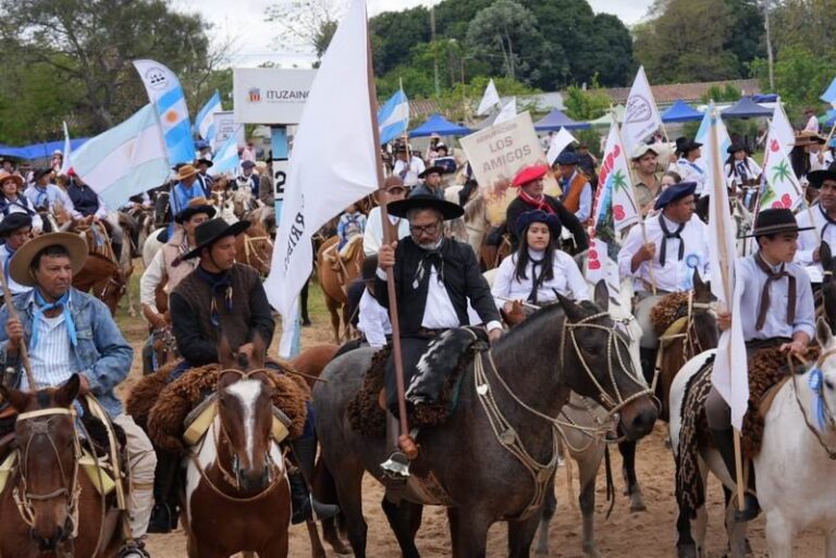 Gobernador Juan Pablo Valdés durante su recorrido por la 19ª Fiesta Nacional de la Yerra y Doma Correntina en Ituzaingó