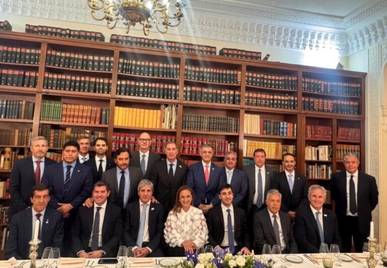 Juan Pablo Valdés, gobernador de Corrientes, en la Argentina Week París