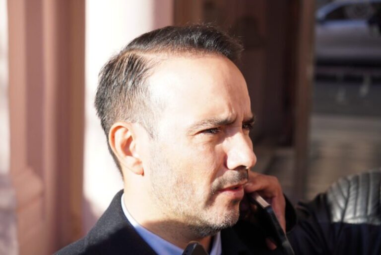 Gobernador de Corrientes, Juan Pablo Valdés, durante una declaración sobre aumentos salariales a estatales