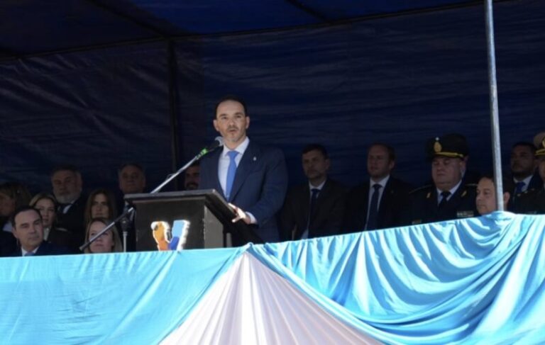Gobernador Juan Pablo Valdés y intendente Guillermo De la Cruz durante el acto por el 100° aniversario de Virasoro