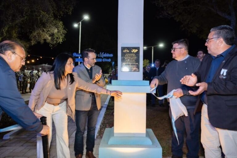 Gobernador Juan Pablo Valdés durante la inauguración del monumento 'Arco Trunco' en Paso de los Libres