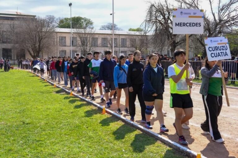 Gobernador Valdés en la apertura de los Torneos Interescolares Provinciales en el CEF N° 17