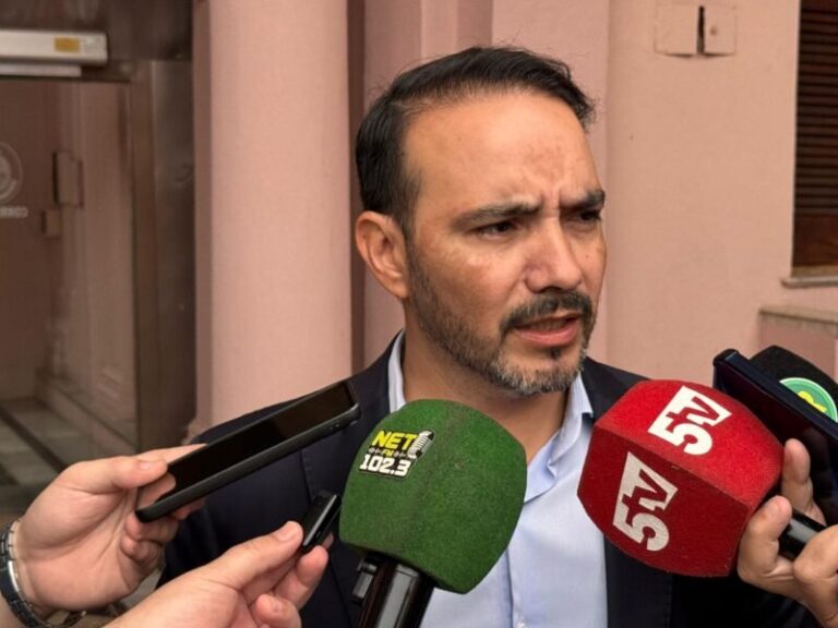 Gobernador Juan Pablo Valdés durante una conferencia de prensa antes de viajar a París