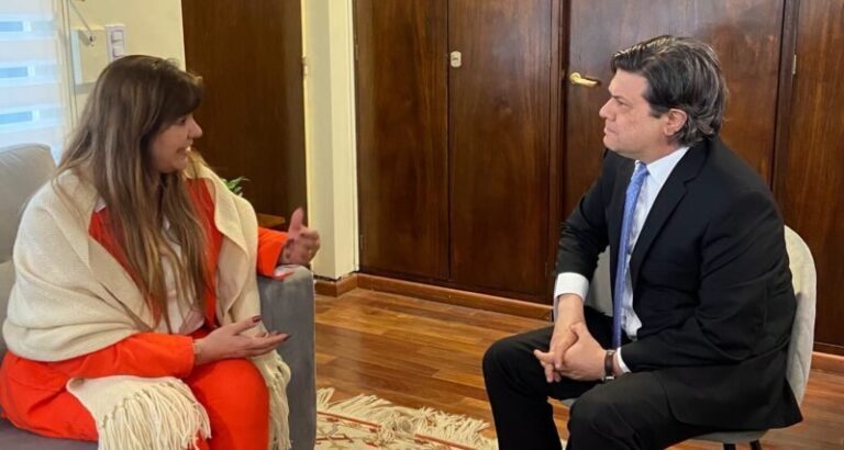 Gabriela Valenzuela junto al embajador de Turquía en Argentina, Süleyman Ömür Budak