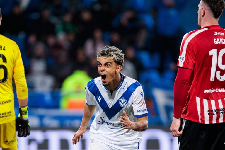 Jugadores de Vélez celebran el gol de Ronaldo Martínez ante Estudiantes