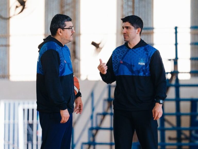 Martín Villagrán, director técnico de Regatas Corrientes, durante un entrenamiento