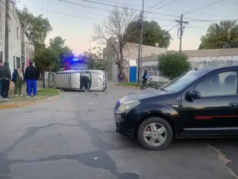 Vuelco de vehículo en la intersección de Rolón y Vélez Sarsfield