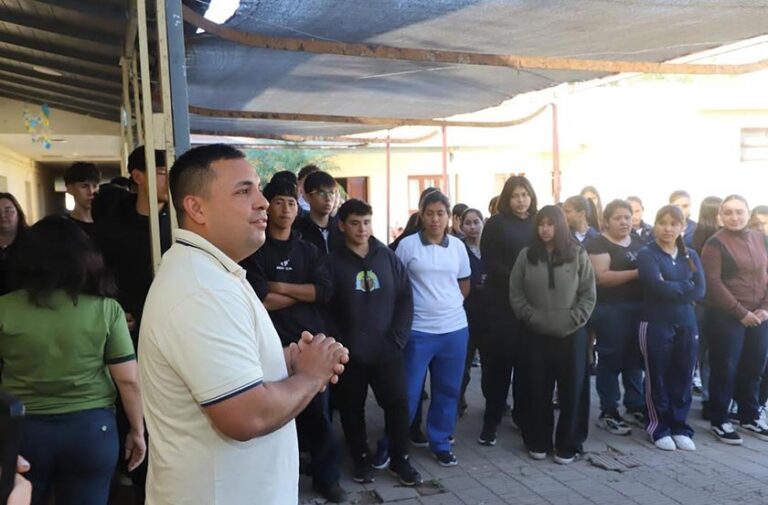 Entrega del premio al curso campeón de la Estudiantina de Bella Vista 2026