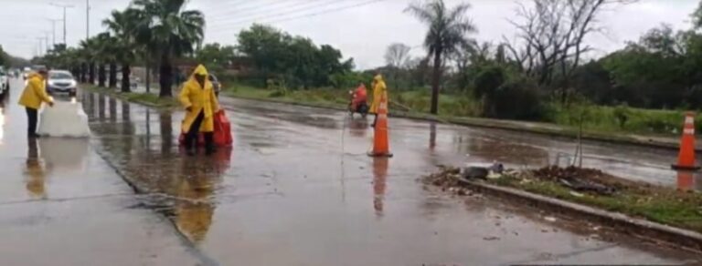 Camioneta Volkswagen Saveiro con daños frontales tras colisionar contra una columna de alumbrado en la avenida Frondizi de Corrientes