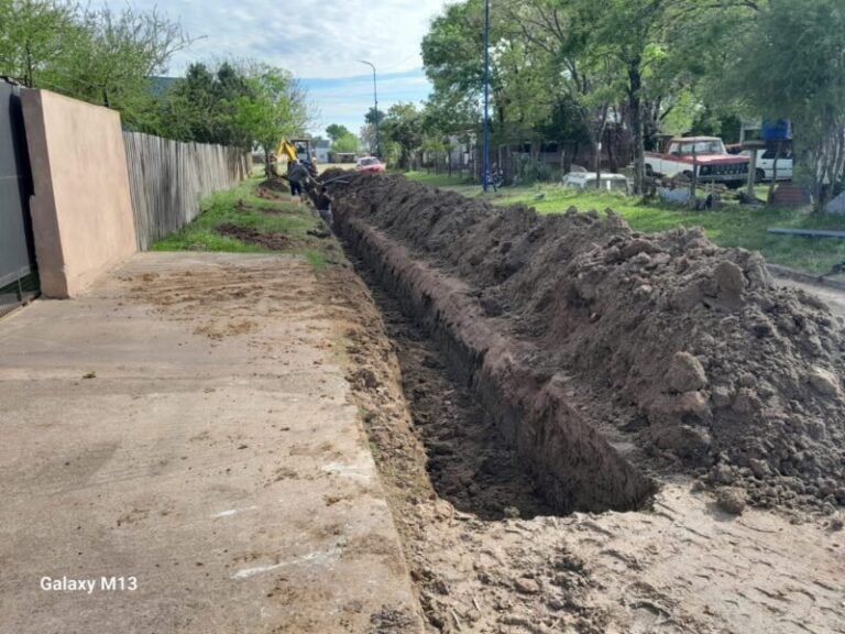 Trabajos de ampliación de la red de agua potable en la calle Carlos M Medina del barrio Mataderos, Mercedes