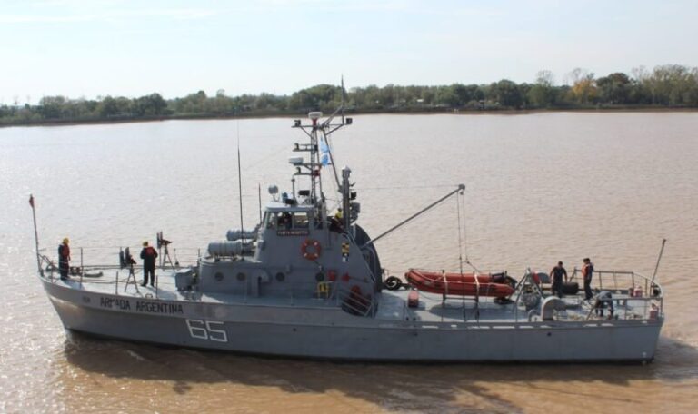 Buque de la Armada Argentina durante un operativo en el Litoral