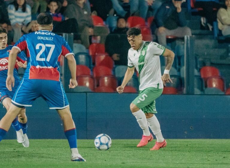 Jugadores de Banfield festejan un gol en el partido contra Tigre