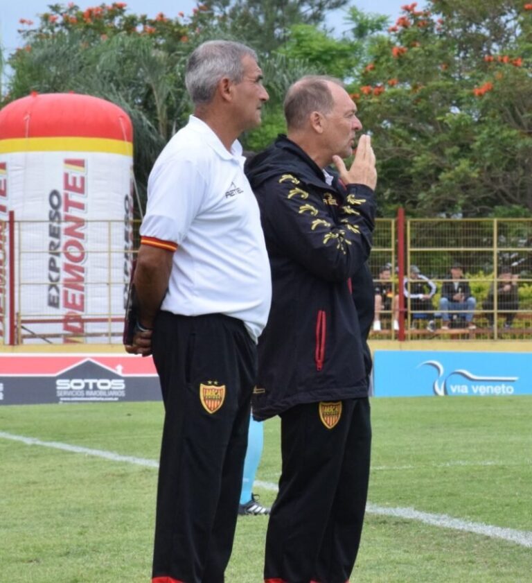 Alberto Boggio, entrenador de Boca Unidos, en conferencia de prensa