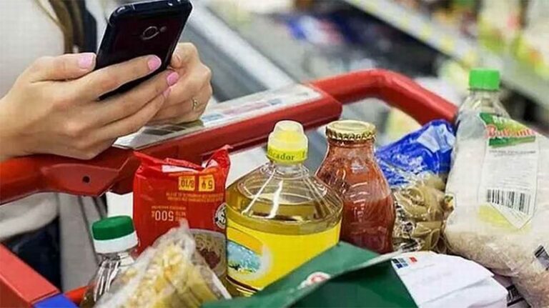 Familia realizando compras en un comercio de Corrientes