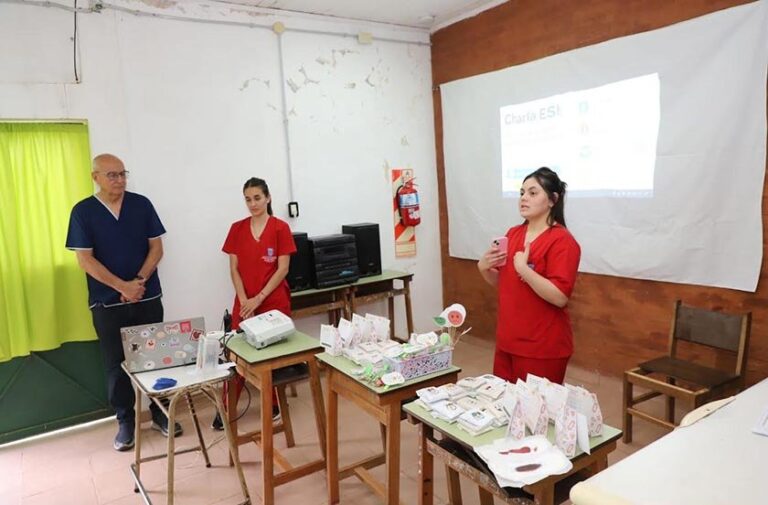 Charla de salud en escuela rural de Lomas Sur