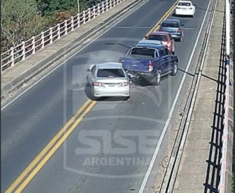 Registro de cámara de seguridad del choque en cadena en el puente General Belgrano