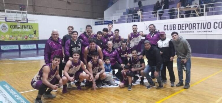 Jugadores de básquet del Deportivo Colón en partido del Torneo Oficial de la ABCC