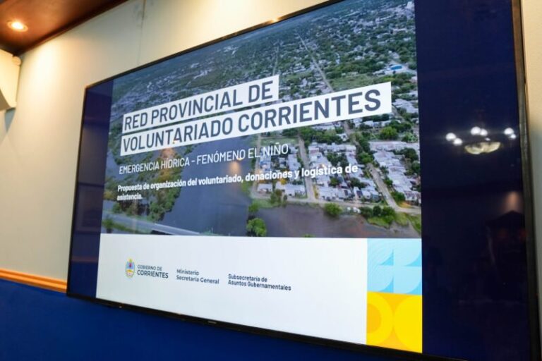 Reunión de autoridades y representantes de instituciones en el Salón Azul de la Casa de Gobierno de Corrientes