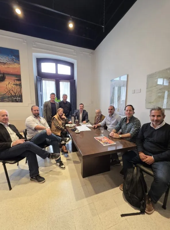 Autoridades provinciales y representantes de Skål Internacional Corrientes durante la reunión de confirmación de la sede