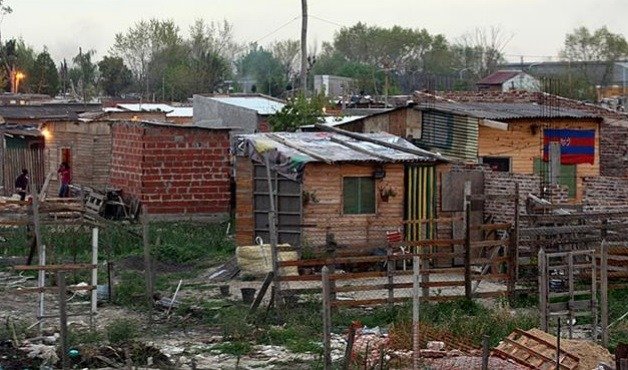 Viviendas precarias en un barrio urbano de Argentina