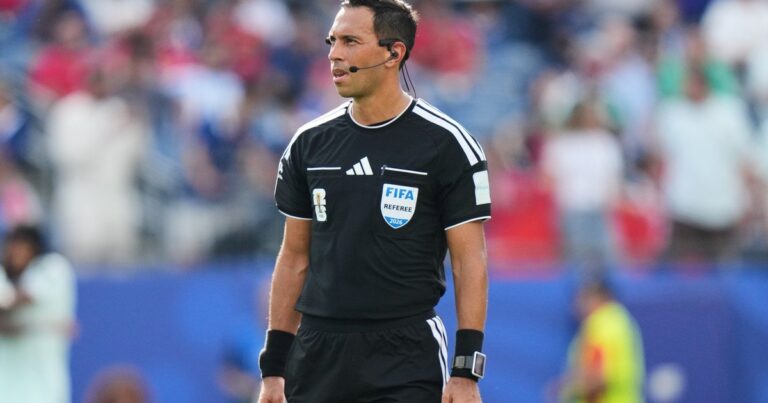 Árbitro de fútbol mostrando una tarjeta durante un partido de la Liga Profesional