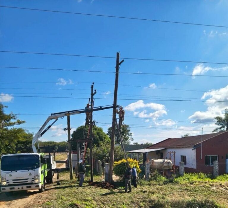 Poste de energía eléctrica con cables de media tensión en una calle de Corrientes