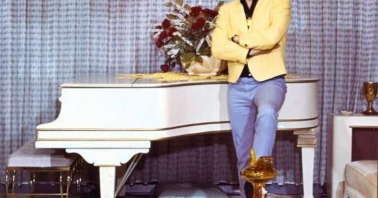 Elvis Presley montando a caballo en el rancho Circle G