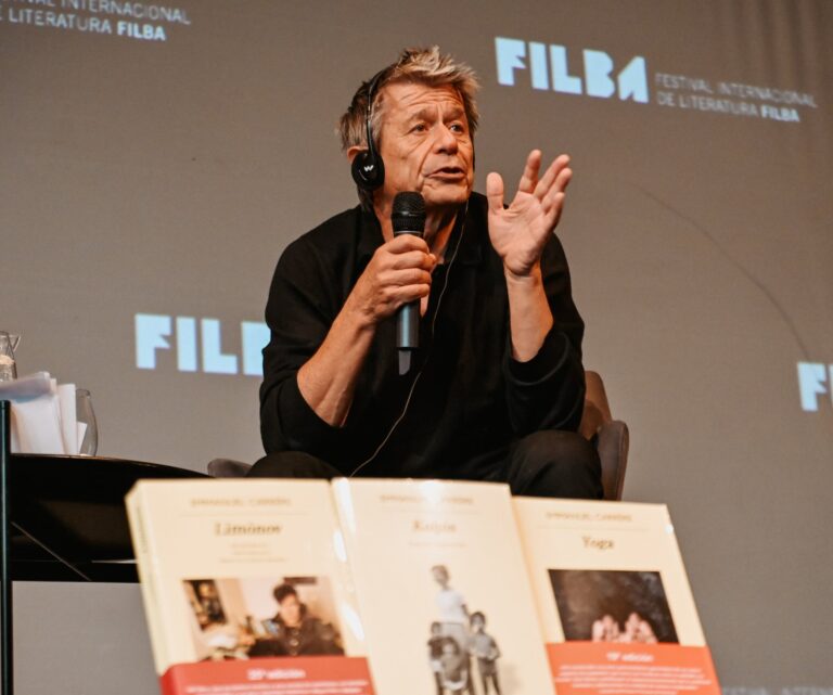 Emmanuel Carrère durante su charla en el Malba