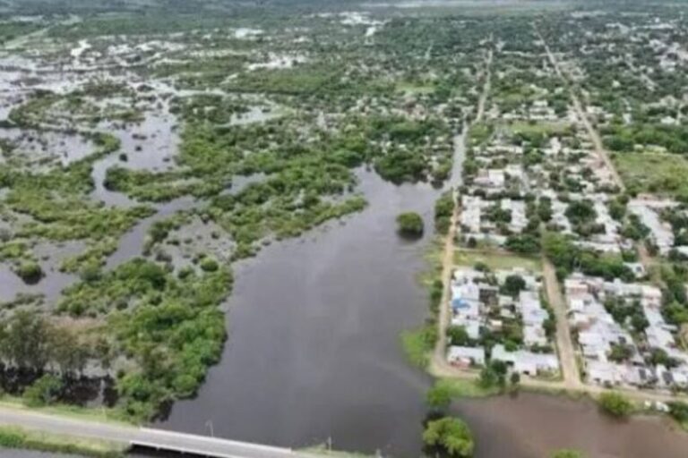 Río Paraná crecido en la zona de Empedrado, Corrientes