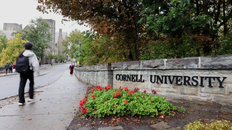 Fachada de un edificio de la Universidad de Cornell