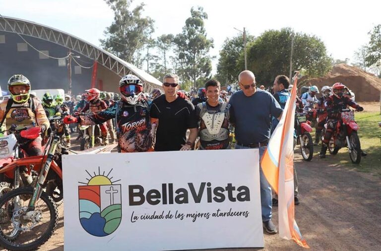 Pilotos de enduro durante la competencia Enduro Toropí 2026 en Bella Vista, Corrientes