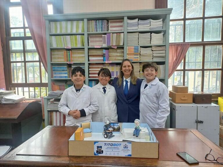 Estudiantes de 6º grado de la Escuela Normal José Manuel Estrada Regional de Corrientes junto a su profesora y el robot Titobot