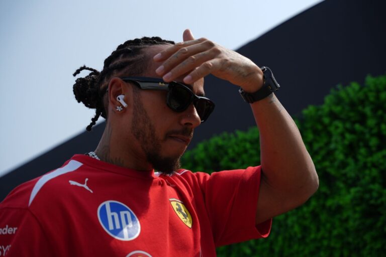 Frédéric Vasseur, jefe de equipo de Ferrari, observa desde el muro de boxes durante una carrera de Fórmula 1